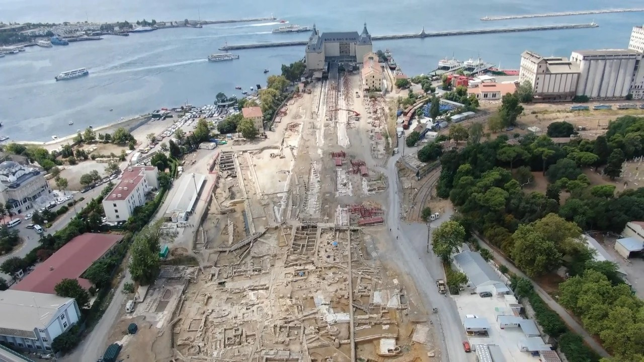 Εναέρια λήψη του αρχαιολογικού χώρου στον σταθμό της Χαϊντάρ Πασά - Χαλκηδόνας στην Κωνσταντινούπολη. Φωτογραφία: ΙΗΑ