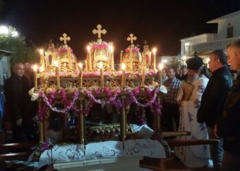 Πάρος: Μεγάλη η κατάνυξη κατά την περιφορά του Επιταφίου