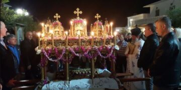 Πάρος: Μεγάλη η κατάνυξη κατά την περιφορά του Επιταφίου