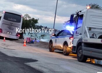 Παρ’ ολίγον τραγωδία στο Ξυλόκαστρο: Καθίζηση υπέστη ο δρόμος την ώρα που πέρναγε λεωφορείο στην Ε.Ο. Πατρών