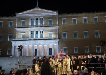 Πλήθος πιστών στην Περιφορά σε όλη τη χώρα (εικόνες)