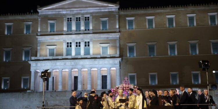 Πλήθος πιστών στην Περιφορά σε όλη τη χώρα (εικόνες)