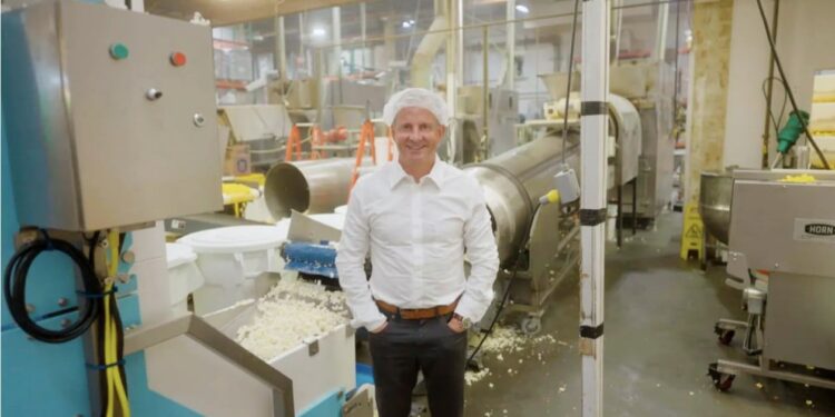 52χρονος παράτησε τη δουλειά του, αγόρασε μια καταρρέουσα εταιρεία για 250.000 δολάρια. Και μόλις την πούλησε για 750 εκατ. δολάρια