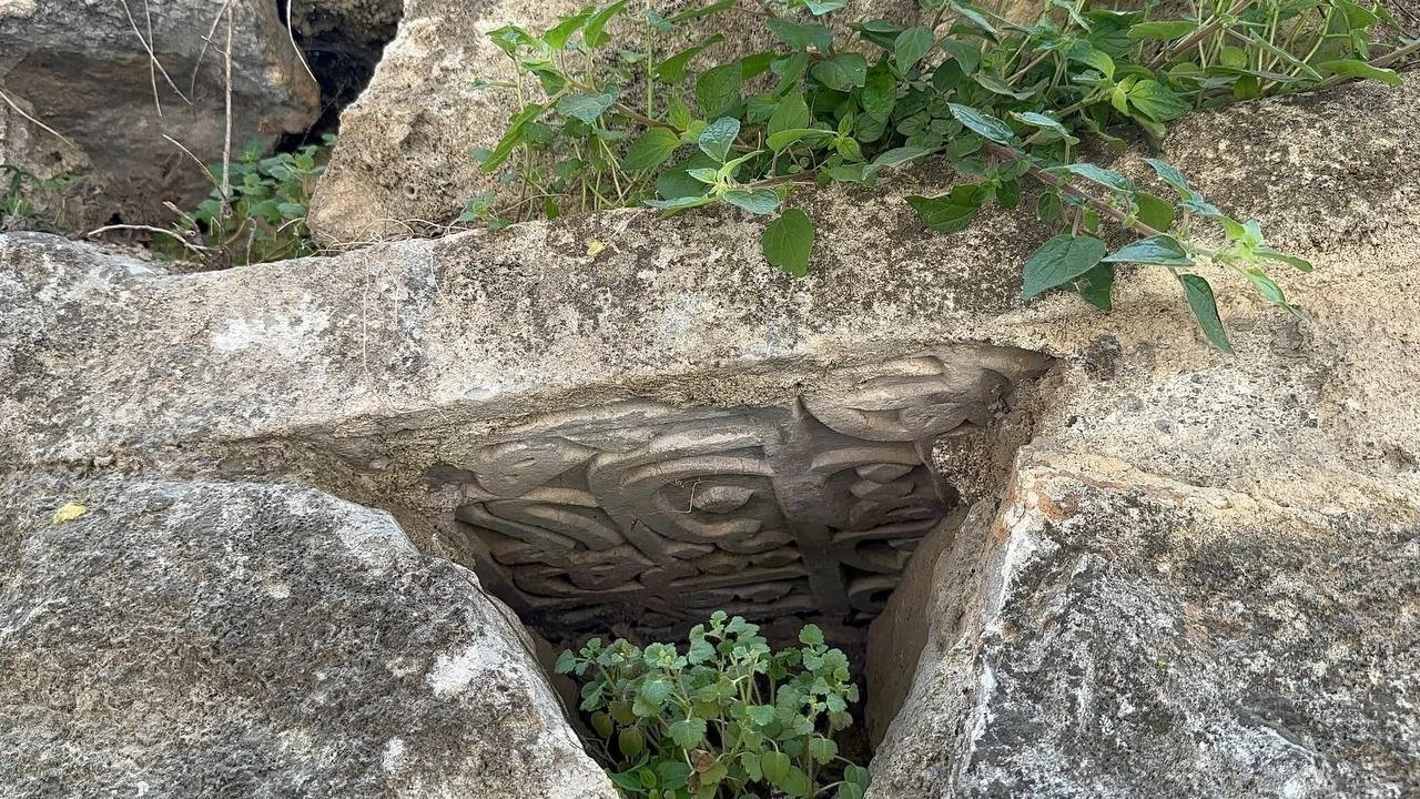 Η επιτύμβια στήλη που βρήκαν οι τουρίστες στην Νίκαια.