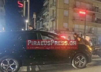 Τροχαίο στην Λεωφόρο Αλεξάνδρας – Αυτοκίνητο συγκρούστηκε με μηχανή