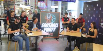 Χάρης Κοπιτσής και Γιώργος Λιβάνης στο pre-game show του Πάμε Στοίχημα Football Party by Gazzetta – O Χρήστος Κωστής, το σεντόνι, ο Βασίλης Τσιάρτας και το ζεϊμπέκικο