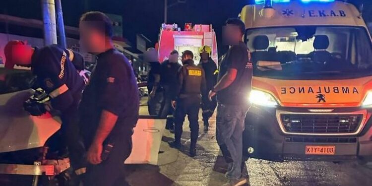 Σοβαρό τροχαίο στην Αρτέμιδα: Σύγκρουση οχημάτων στην Λεωφόρο Καραμανλή