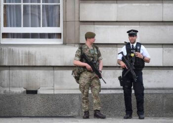 Σύλληψη 21χρονου για εμπρηστική επίθεση σε ακίνητα του Βρετανού πρωθυπουργού