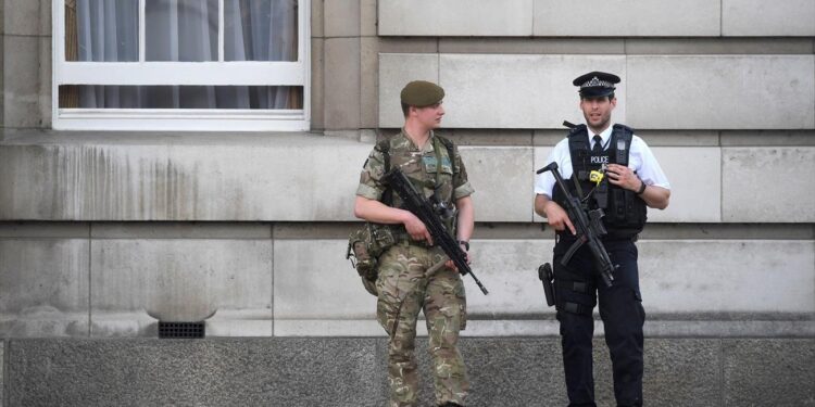 Σύλληψη 21χρονου για εμπρηστική επίθεση σε ακίνητα του Βρετανού πρωθυπουργού