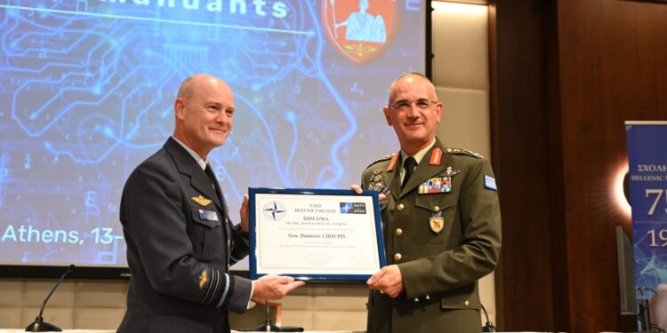 Απονομή βραβείου «Distinguished Ancien» στον αρχηγό ΓΕΕΘΑ