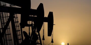 Εκτός SWIFT 20 τράπεζες και πλαφόν στα 45 δολάρια για το ρωσικό πετρέλαιο εξετάζει η ΕΕ