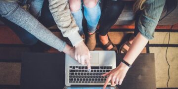 Σχέδια ΕΕ για ενιαίο τέλος σε μικρά δέματα που παραγγέλνονται μέσω διαδικτύου