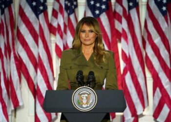 Η Μελάνια διαψεύδει ότι η κόντρα Τραμπ-Χάρβαρντ ξεκίνησε λόγω απόρριψης του Μπάρον