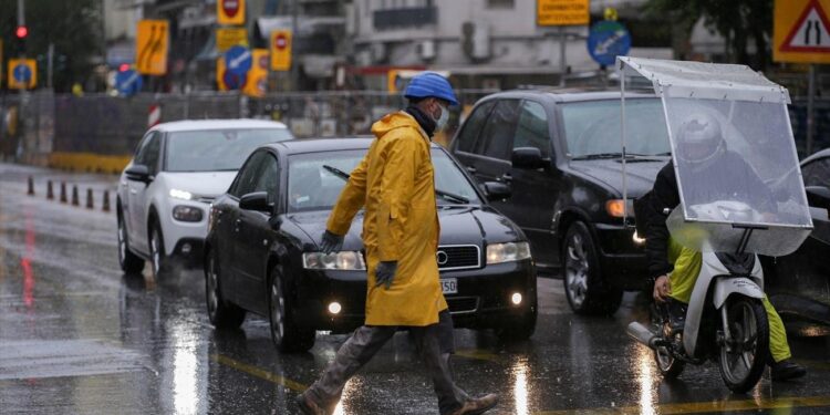 Άστατος ο καιρός με βροχές και καταιγίδες