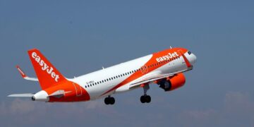 Αναγκαστική προσγείωση αεροσκάφους που κατευθυνόταν στην Πάφο λόγω φρικτών πονοκεφάλων των επιβατών