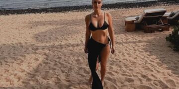 Σκανδαλίζει με μαύρο… πρωτότυπο μπικίνι σε εξωτική παραλία