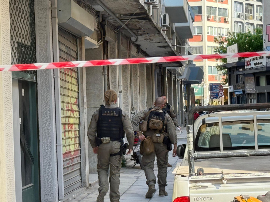 One kilogram of explosives and detonators found in the apartment of the deceased woman in Thessaloniki.