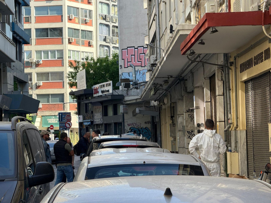 One kilogram of explosives and detonators found in the apartment of the deceased woman in Thessaloniki.