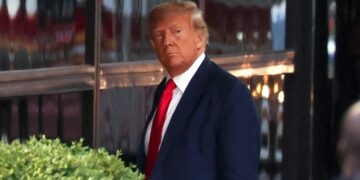 Το Voice of America, το οποίο ο Τραμπ θέλει να καταργήσει, θα επαναλειτουργήσει