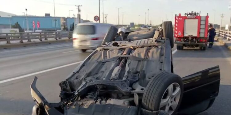 Τροχαίο με ανατροπή ΙΧ στο ρεύμα προς Πειραιά