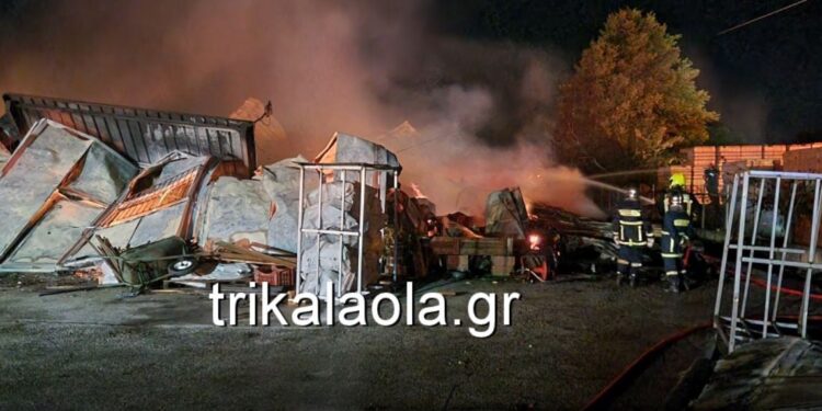 Τρίκαλα: Βιοτεχνία καταστράφηκε ολοσχερώς έπειτα από φωτιά που ξέσπασε στις εγκαταστάσεις της