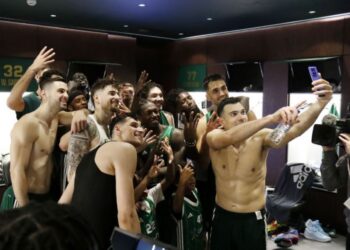 Η πανηγυρική selfie του Κώστα Σλούκα με τους συμπαίκτες του στα αποδυτήρια