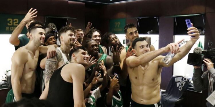 Η πανηγυρική selfie του Κώστα Σλούκα με τους συμπαίκτες του στα αποδυτήρια