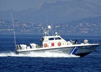 Σάμος: Καταδίωξη σκάφους που μετέφερε 32 μετανάστες