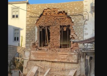 Ύδρα: Αναστάτωση από την κατάρρευση πρόσοψης κτιρίου