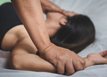 21χρονη κατήγγειλε ότι την βίασε δύο φορές 20χρονος σε παραλία