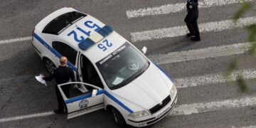 Πανικός στον Βόλο: Επιτέθηκαν με μαχαίρι σε θαμώνες καφετέριας