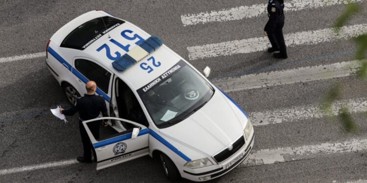 Πανικός στον Βόλο: Επιτέθηκαν με μαχαίρι σε θαμώνες καφετέριας