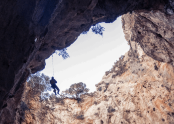 “The Frenchman’s Chasm,” the deepest cave in the Cyclades, discovered a few months ago (photos)