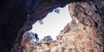 “The Frenchman’s Chasm,” the deepest cave in the Cyclades, discovered a few months ago (photos)