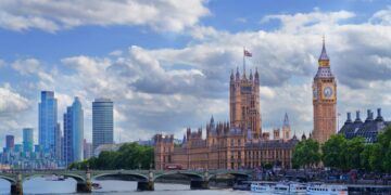 Χιλιάδες θέσεις δημοσίων υπαλλήλων θα μεταφερθούν εκτός Λονδίνου