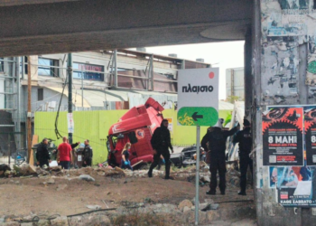 Truck falls from bridge on Thivon street – Traffic jam at Petrou Ralli intersection – See photos