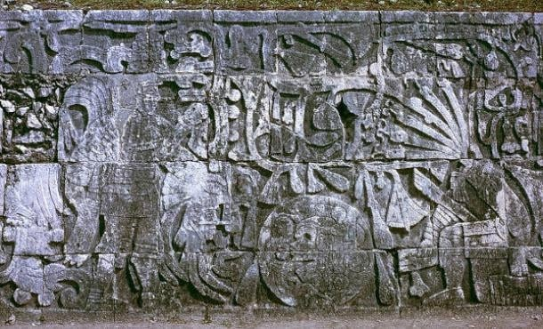 Γλυπτό των Μάγια στο Great Ballcourt του Chichén Itzá. Απεικονίζει θυσία με αποκεφαλισμό.