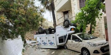 Χανιά: Φορτηγό τούμπαρε και έπεσε επάνω σε σταθμευμένο αυτοκίνητο