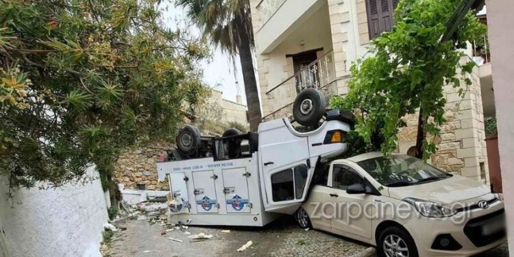 Χανιά: Φορτηγό τούμπαρε και έπεσε επάνω σε σταθμευμένο αυτοκίνητο
