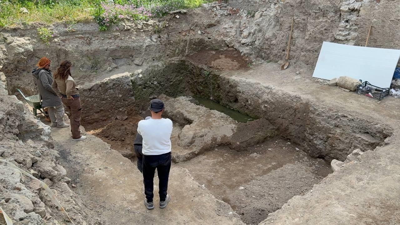 Μωσαϊκό που απεικονίζει λεπτομερώς μια γαλέρα και ένα ελάφι. Ανακαλύφθηκε στη Νίκαια, Βιθυνίας, στις 17 Μαΐου. Φωτογραφία: ΙΗΑ