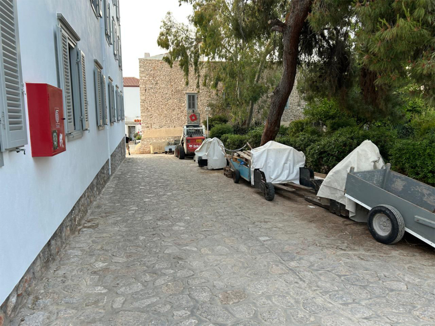 Ύδρα: Μετά τον σάλο για την «πλημμύρα» οχημάτων ξεκίνησαν οι έλεγχοι - Μία σύλληψη για χρήση φορτηγού χωρίς άδεια
