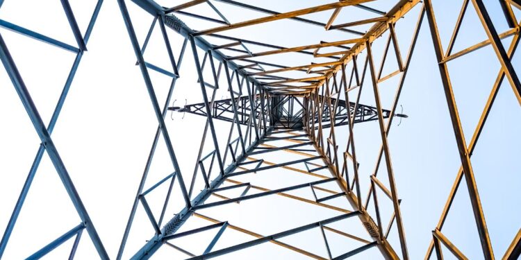 Χωρίς ρεύμα η Αίγινα λόγω της φωτιάς στα Μέθανα