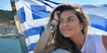 Μαρία Μενούνος: Στην Ελλάδα για «επανεκκίνηση»