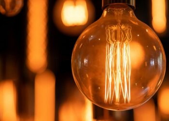 Ρεύμα: Στα σταθερά τιμολόγια στράφηκαν το 2024 οι καταναλωτές