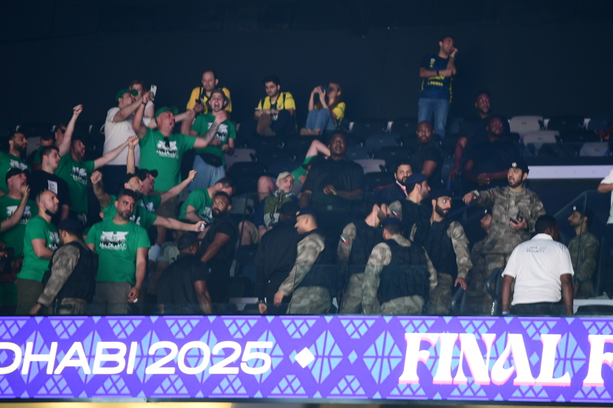 Tension in Abu Dhabi 2025: Altercations between Olympiacos and Panathinaikos fans before the small final - Video, photos