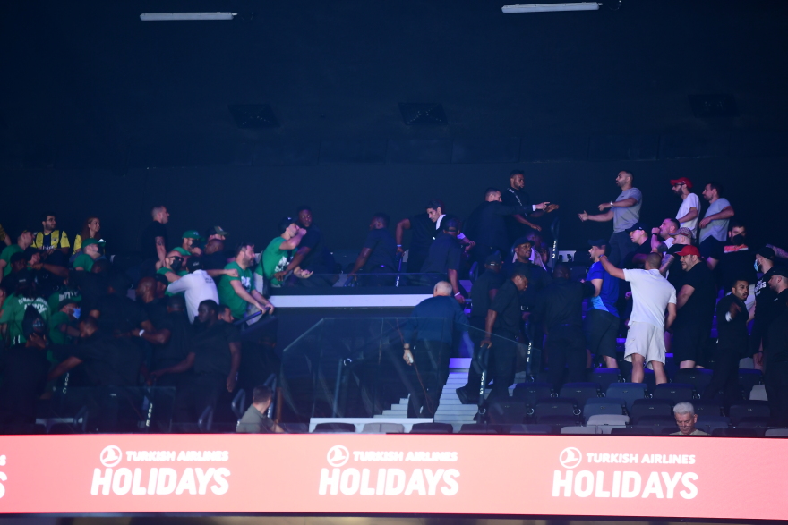 Tension in Abu Dhabi 2025: Altercations between Olympiacos and Panathinaikos fans before the small final - Video, photos