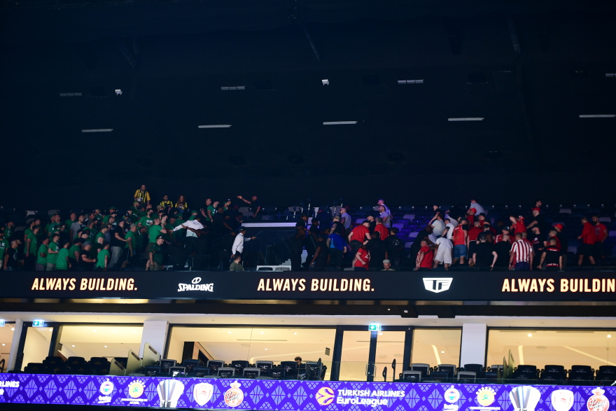 Tension in Abu Dhabi 2025: Altercations between Olympiacos and Panathinaikos fans before the small final - Video, photos