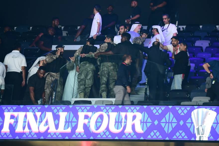 Tension in Abu Dhabi 2025: Altercations between Olympiacos and Panathinaikos fans before the small final - Video, photos