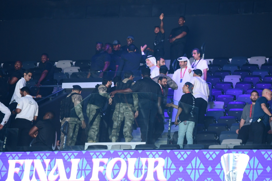 Tension in Abu Dhabi 2025: Altercations between Olympiacos and Panathinaikos fans before the small final - Video, photos