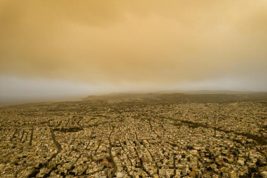African dust envelops Crete: Orange sky and stifling atmosphere in Heraklion and Chania - See photos
